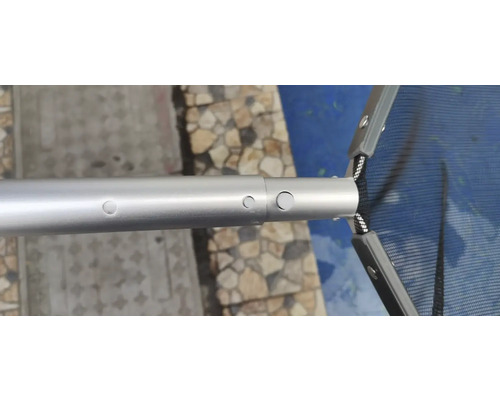 Detailansicht eines verstellbaren Aluminiumrahmens mit Stoffbespannung