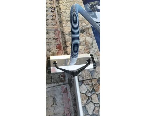 Poolreiniger mit Schlauch zur Schwimmbadreinigung