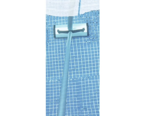 Poolreiniger mit Stange und Schlauch auf blauem Mosaikboden