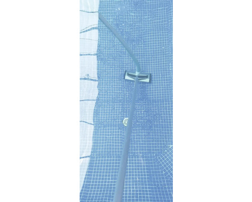 Poolreiniger im Schwimmbecken zur Reinigung des Beckenbodens