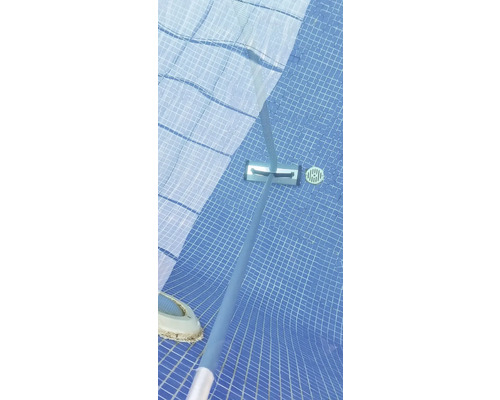 Poolreiniger im Schwimmbad zur Reinigung des Beckenbodens