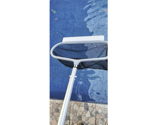 Poolkescher im Einsatz zur Reinigung eines Swimmingpools.