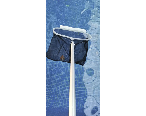 Poolkescher im Schwimmbad zur Reinigung des Wassers von Schmutz