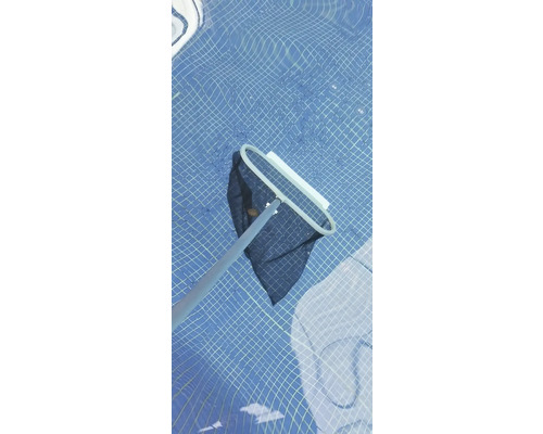 Poolkescher im Schwimmbad zur Reinigung von Verunreinigungen