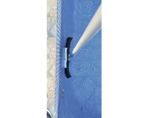 Poolbürste mit Teleskopstange im Schwimmbad