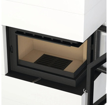 Kaminofen mit offenem Feuerraum und schwarzem Gitter