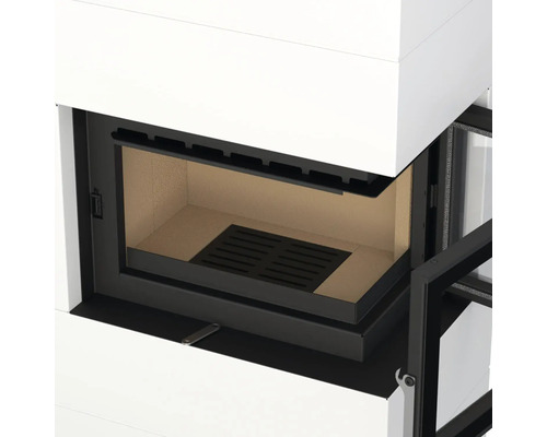 Kaminofen mit offenem Feuerraum und schwarzem Gitter