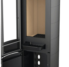 Detailansicht eines Kaminofens mit offener Tür und Aschefach