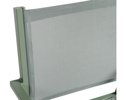 Vue détaillée d''un dossier de chaise de jardin avec revêtement en tissu maillé