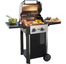 Gasgrill mit Speisen auf dem Grillrost und Beilagen auf den Ablageflächen