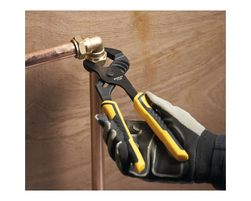 Rohrzange an Kupferrohr mit Winkelstück