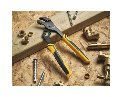 Wasserpumpenzange mit Schrauben und Messingfittings