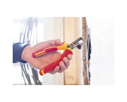 Eine Hand hält eine Stanley Fatmax Abisolierzange.