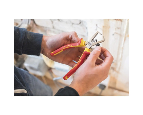 Eine Person hält eine Stanley Fatmax Abisolierzange in ihren Händen.