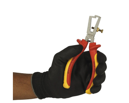Eine Hand mit einem Schutzhandschuh hält eine Stanley Abisolierzange.