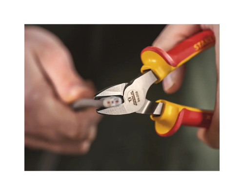 Seitenschneider schneidet ein Kabel