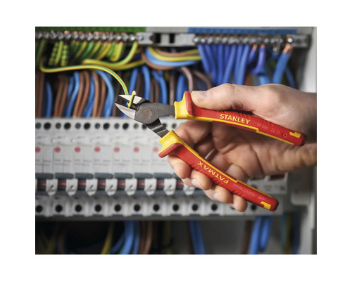 Stanley Seitenschneider Fatmax zum Schneiden eines Kabels vor einem Verteilerkasten