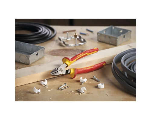 Stanley Fatmax Seitenschneider mit Installationsmaterialien auf einer Holzoberfläche