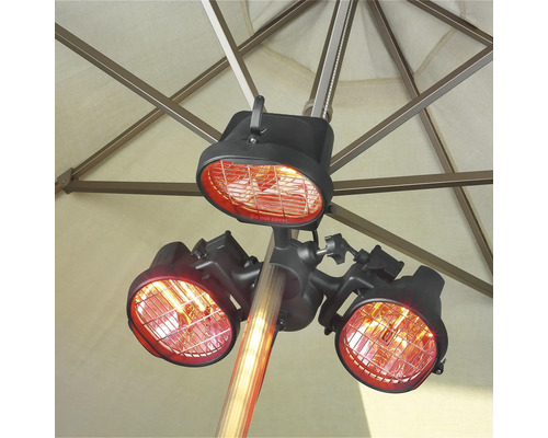 Radiateur de terrasse avec trois radiateurs montés sous un parasol
