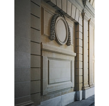 Detail einer Fassade mit ovalem Dekor und rechteckiger Verzierung
