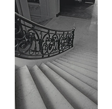Treppe mit Marmorstufen und kunstvollem Geländer