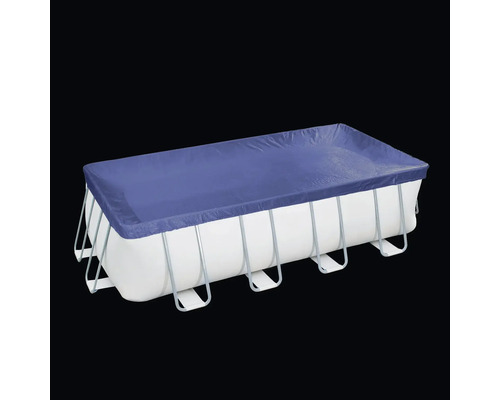 Rechteckiger Pool mit blauer Abdeckung.