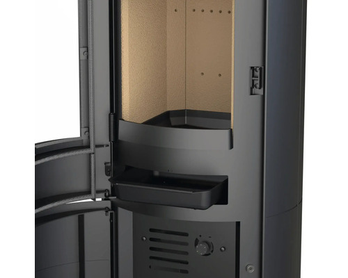 Detailansicht eines Kaminofens mit offener Tür und Innenraum