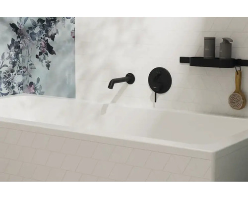 Badezimmer Szene mit Badewanne, Armatur und Zubehör