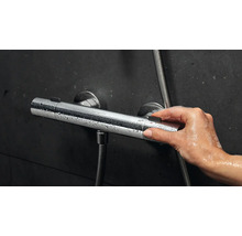 Image d''une main actionnant un thermostat de douche