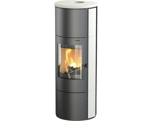 Kaminofen mit Sichtfenster und brennendem Holz