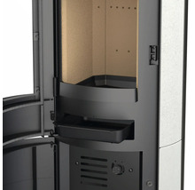 Detailansicht eines Kaminofens mit offener Tür und integriertem Holzfach