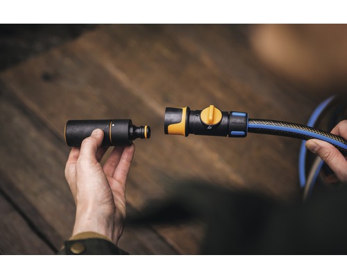 Raccordement de tuyaux d''arrosage en cours