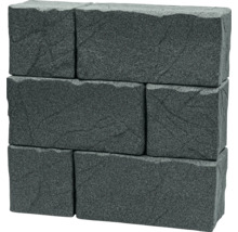 Gestapelte graue Mauersteine für den Gartenbau