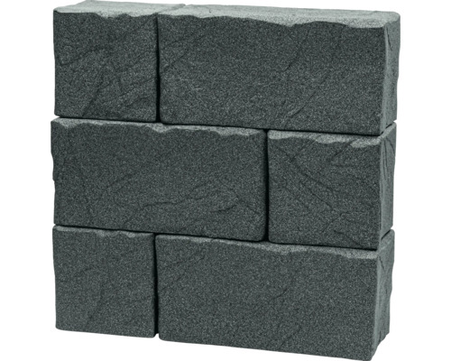 Gestapelte graue Mauersteine für den Gartenbau