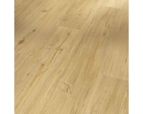 Nahaufnahme eines Laminatbodens mit Holzoptik