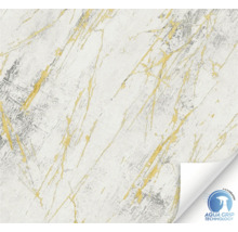 Papier peint avec structure de marbre et accents dorés