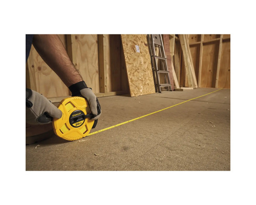 Ruban à mesurer Stanley jaune de 30 mètres en cours d''utilisation