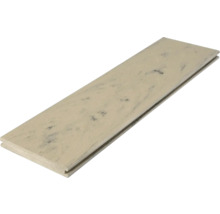 Die Terrassendiele ist aus Holz-Polymer-Werkstoff.