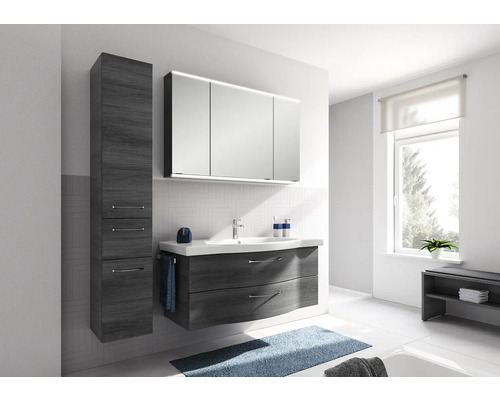 Badezimmer mit Waschtisch, Spiegelschrank und Hochschrank in Holzoptik