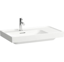 Weisses Aufsatzwaschbecken mit Armatur für das Badezimmer