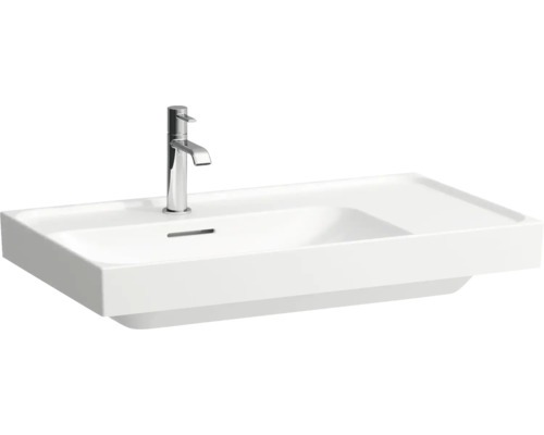 Weisses Aufsatzwaschbecken mit Armatur für das Badezimmer