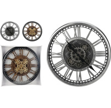 Wanduhr mit römischen Ziffern und Zahnrädern