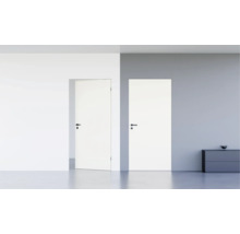 Deux portes intérieures blanches dans une pièce lumineuse