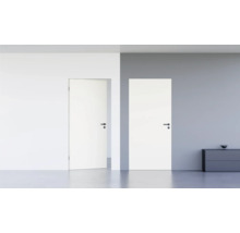 Deux portes intérieures dans une pièce lumineuse, une porte est ouverte