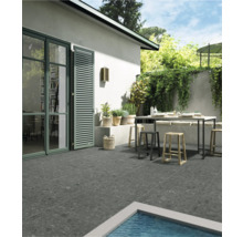 Terrasse avec dalles en pierre, table à manger et piscine