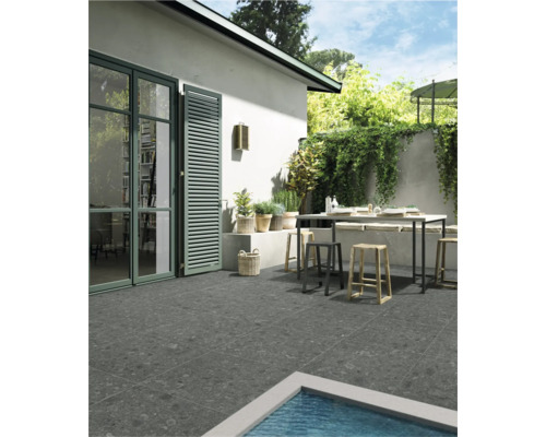 Terrasse mit Steinfliesen, Esstisch und Pool
