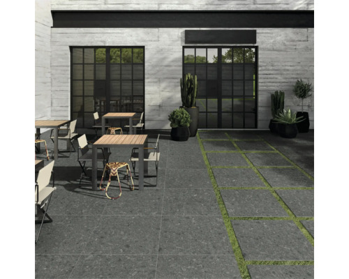 Aussenbereich mit Fliesenboden, Tischen, Stühlen und Pflanzen