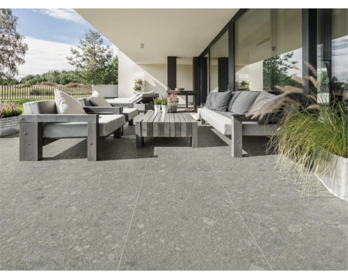 Terrasse avec dalles de terrasse grises et mobilier de jardin