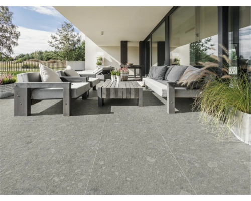 Terrasse avec dalles de terrasse grises et mobilier de jardin