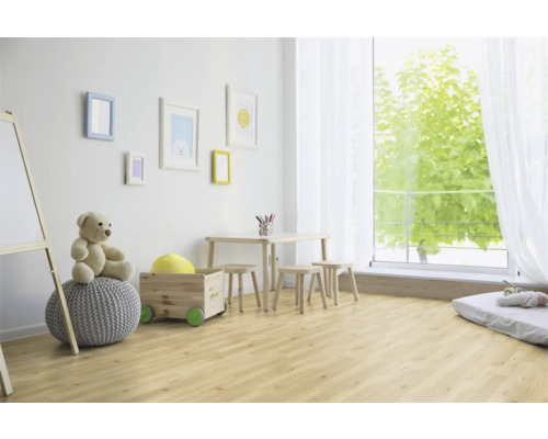 Chambre d''enfant lumineuse avec plancher en bois, jouets, table et chaises.